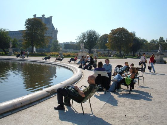 Tuileries_Garden_pond_chairs